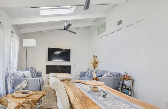 3 BR 2Bath Private Beach House, with Hot tub, fireplace & firepit