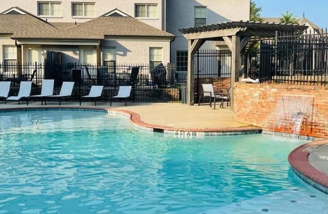 3 BR/3.5 BA CONDO, SLEEPS 8, 5 min from campus, 8 from square