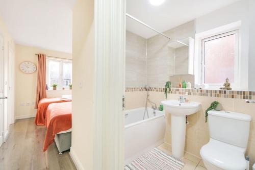 3 BR 5 Beds 3 Bath Private Garden Parking x2 Ideal for Family & Work Stays