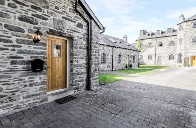 3 BYTHYNNOD YR ARAN, pet friendly, character holiday cottage in Bala