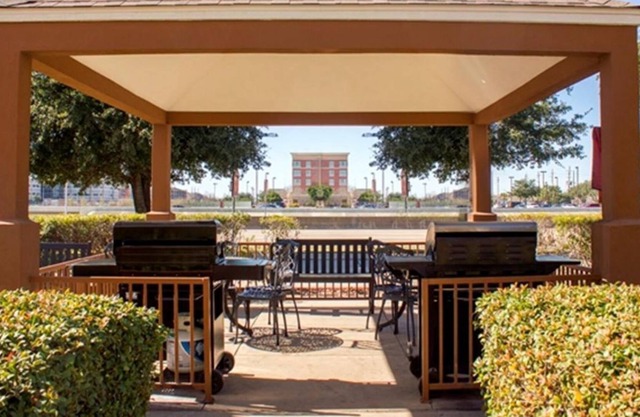 3 Family Units, Nice Kitchen, Pool, Hot Tub