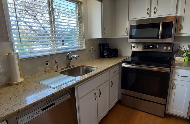 3 king master suites, 4 bed 4 bath, outside heated pool, between Leland and GA