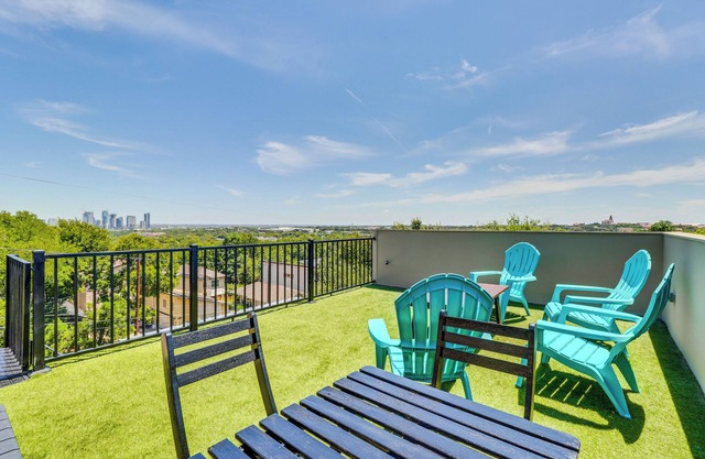 3 Mi to Dtwn: Centrally Located Austin Townhome
