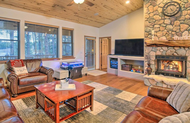 3 Mi to Golf Course: Show Low Escape w/Fire Pit