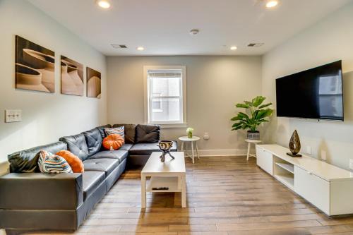 3 Mi to National Mall DC Apt with Fenced Yard