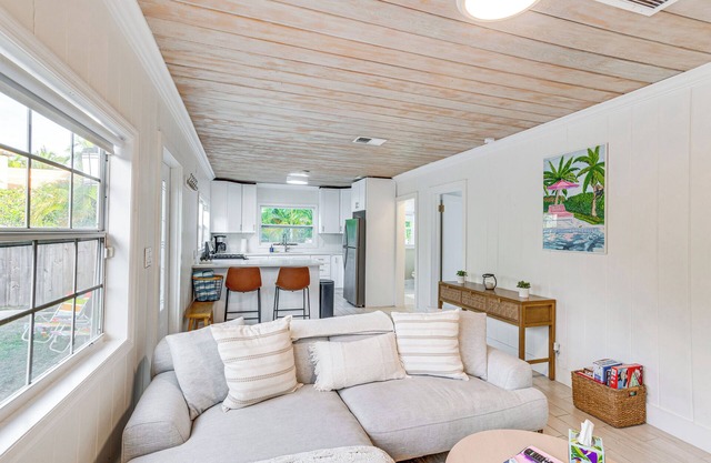 3 Mi to Ocean: Pet-Friendly Gem in West Palm Beach