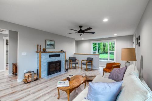 3 Mi to Reedsport Home with Umpqua River Views