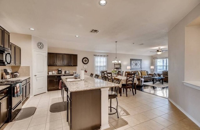 3 miles from Lackland BMT. Comfy home perfect for your stay. Mins to Sea World.