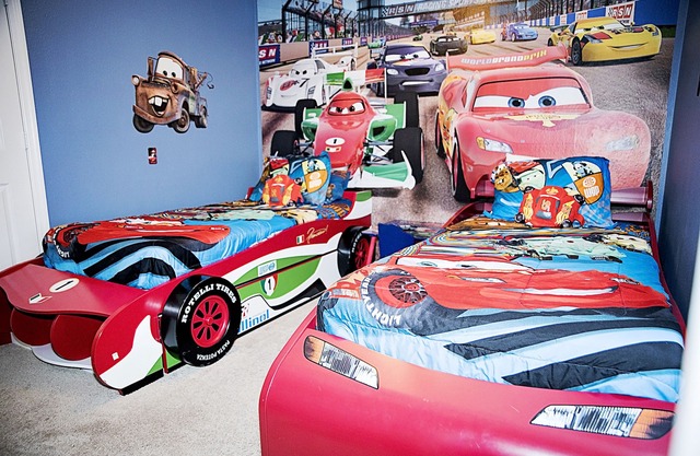 3 miles to Disney! Kid friendly, Adult approved, pet friendly. VRBO stayed here!