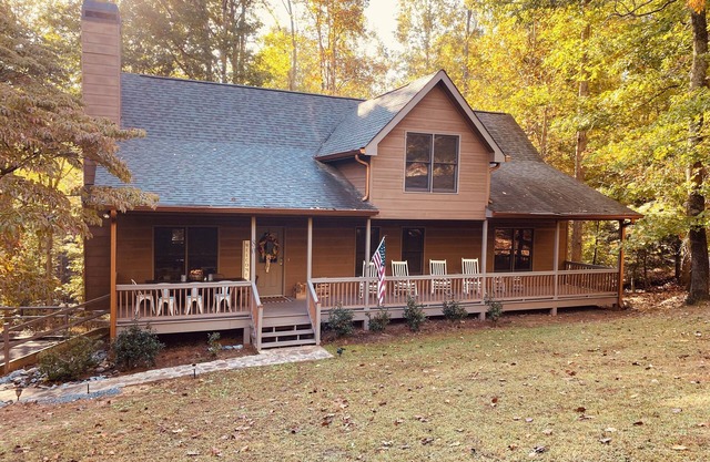 3 miles to downtown! Renovated Luxury Cabin - wine cellar, firepit, theater room