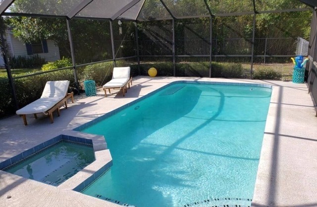 3 Miles to Siesta Beach 3bdr/2bth with heated pool