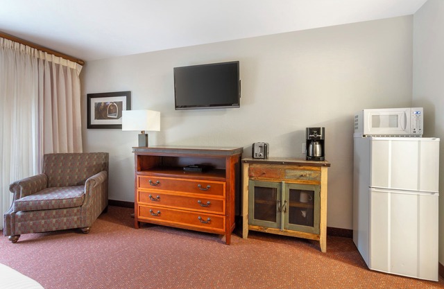 3 Serene Units, Restaurant, Close to Mongollon Rim Visitor Center!
