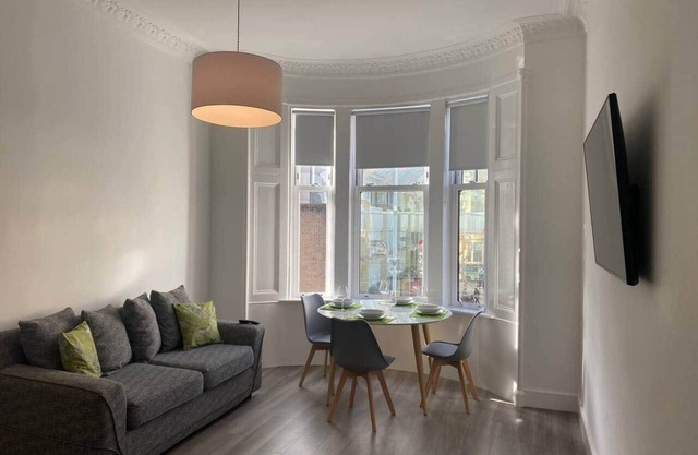 3 Smithhills Paisley central spacious sleeps 4