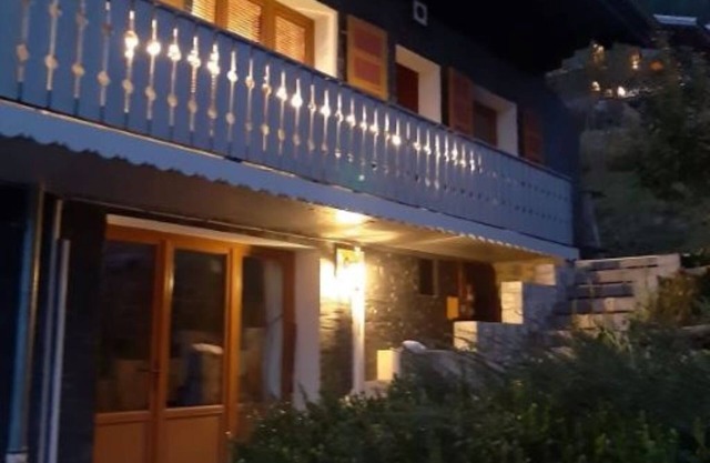 3-star chalet at the foot of the Petit Chatel chairlift: sleeps 10