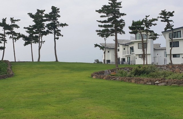 3-story private house with a large field aside, 7 minutes to Sinchang Road!