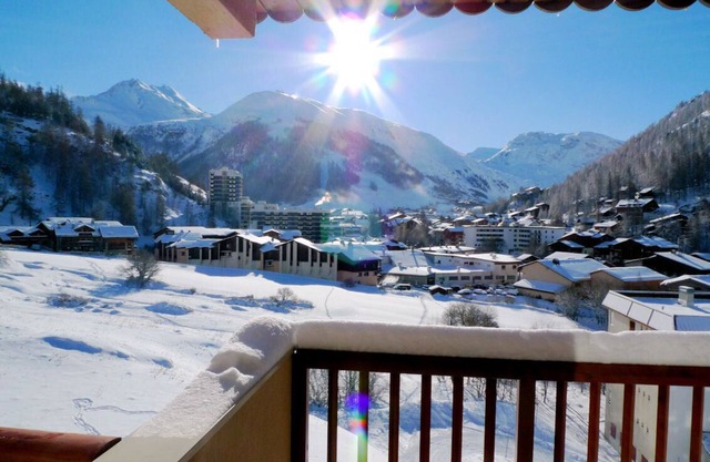 3 treated and sunny rooms in quiet residence, amazing mountain view
