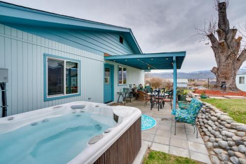 30 Mins to Leavenworth Home with Hot Tub and Yard!