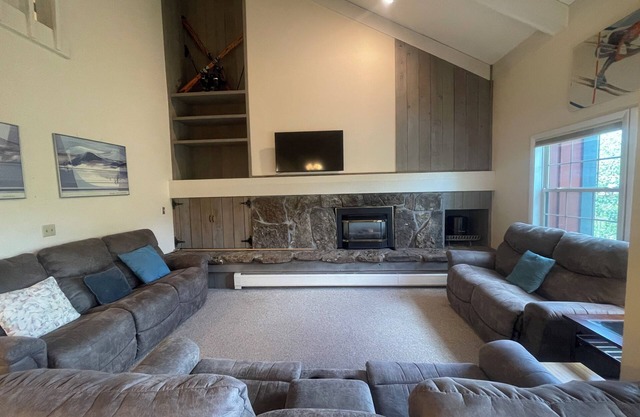 30 Night Min. 2 bedrooms plus loft , sleep 8!