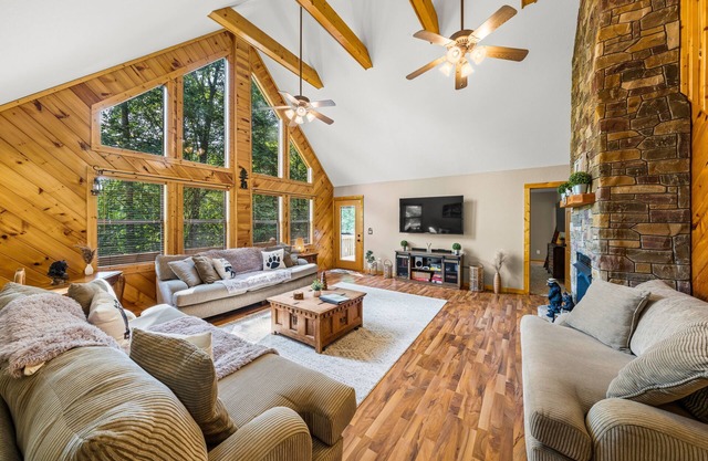 30%OFF Mountain Cabin - 2 King Beds, Hot Tub, Game Room, Mini Golf, EV Charger