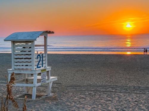 30 Sec to the Beach, Sun, Sand & Sunrises with a Family & Pet Friendly Backyard!