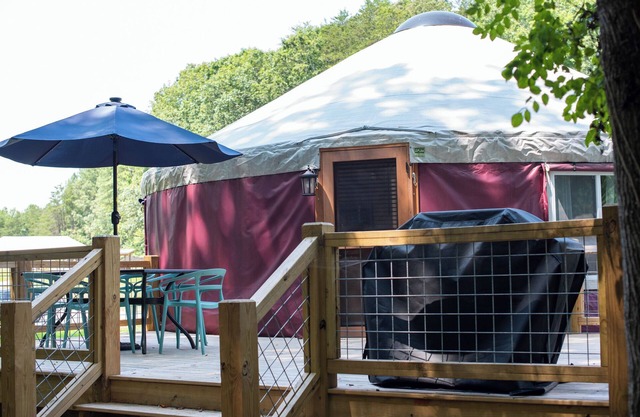 30' Yurt with a large deck, on the creek, full kitchen, dome skylight, 2 bedrooms, sleeps 5.