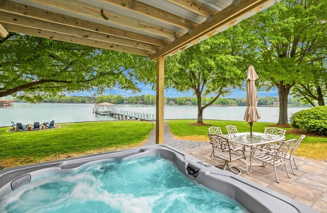 300 Degree Views, NEW HotTub, Firepit, Lighthouse