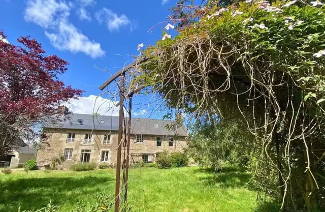 300 m² manor house set in wooded grounds