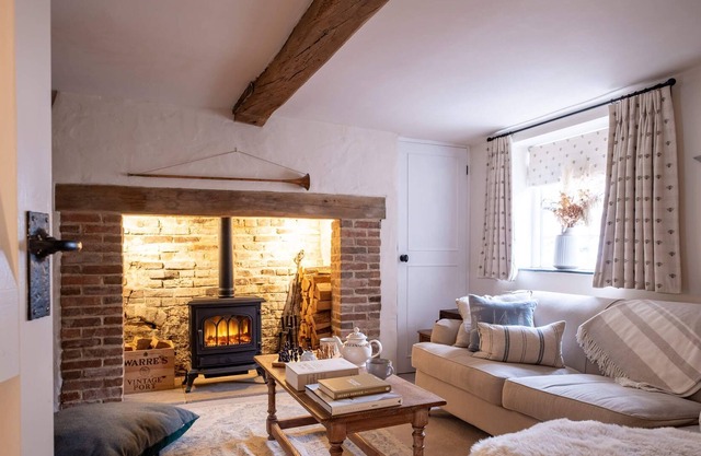 300 year old thatched cottage minutes from Ringwood town centre