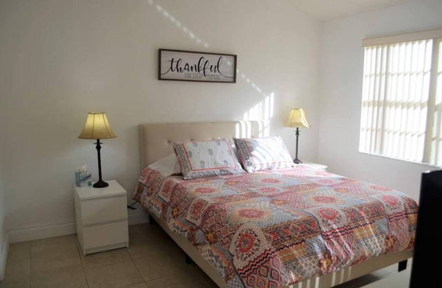 300D - Boca Retreat w/Pool, Parking, Near Evert Tennis & Shops