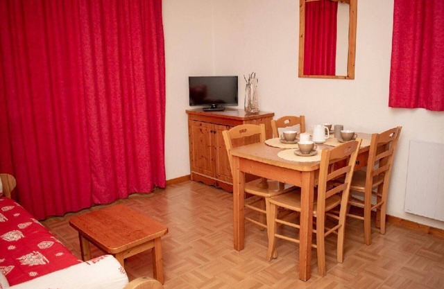 300m from ski slopes, 2nd floor, swimming pool, balcony, tv, ski locker, 25m², Puy-Saint-Vincent