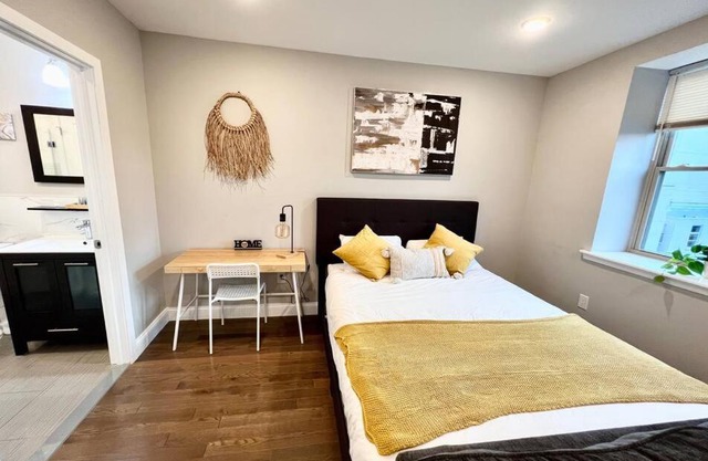 303 Cozy and modern 1BR apartment in center City