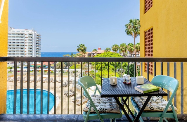 32. Bright Copacabana ocean view, free WiFi