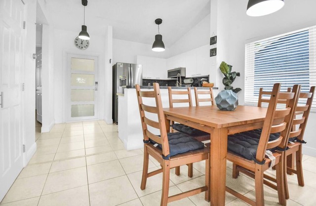 320C - Boca Retreat w/Pool, Parking, Near Evert Tennis & Shops