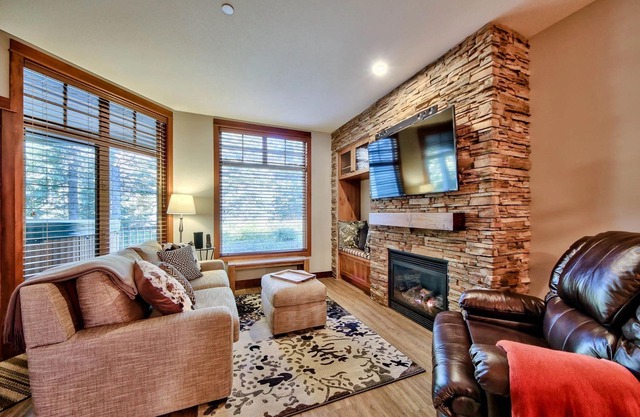 34 SX Luxury ski in/out condo with private hot tub