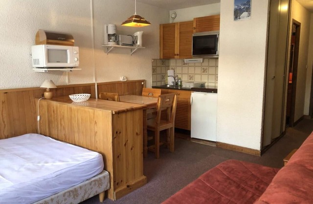 350m from ski slopes, 1st floor, balcony, parking, tv, ski locker, 27m², Valloire