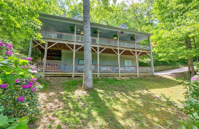 3600 Ft Hot Tub/Gameroom/3 bedroom/3.5 baths 3 story master on main floor/firepl