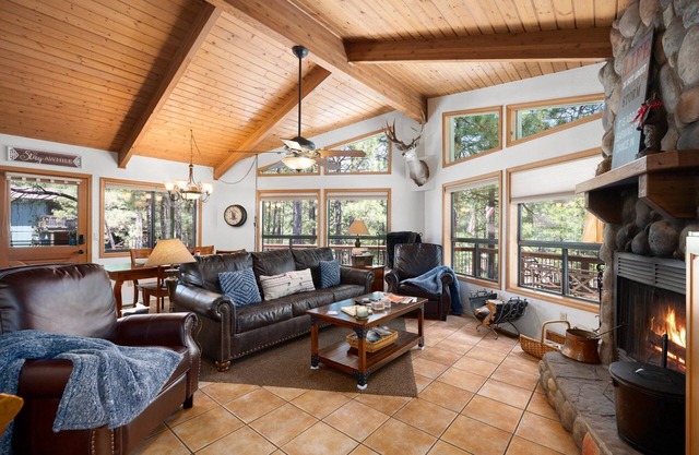 360° deck. Head north with your dog and your jacket!