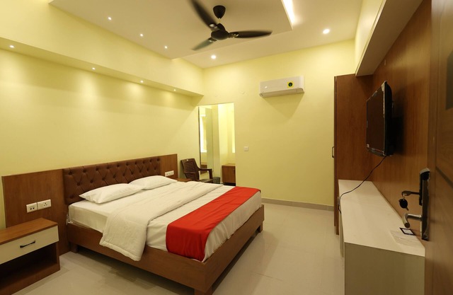 38 A/C Rooms, Wedding Hall SB Square. Near to Sai Priya and A1 grand.