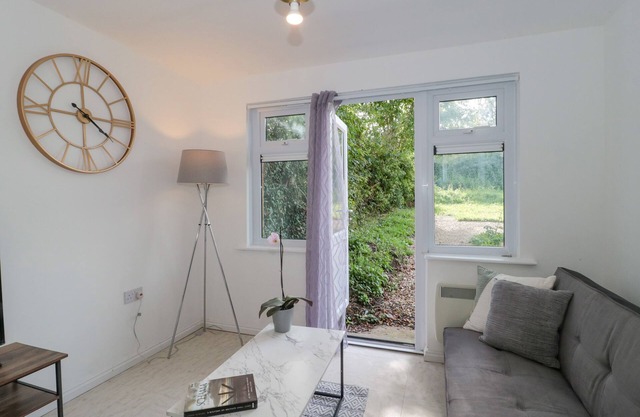 38 CLYFFE PYPARD, family friendly, with a garden in Lyneham