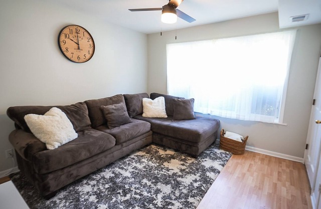 3B Condo - Easy Access to Downtown Chicago w/ Backyard - Pet Friendly!