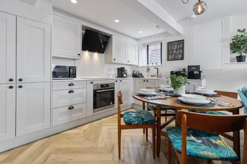 3b Roman View, Beautifully appointed, apartment with 2 en-suite bedrooms in great Roundhay location, Netflix, off street parking & EV charging