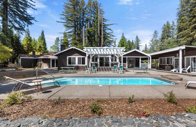 3bd/2ba Redwood Retreat w/pool