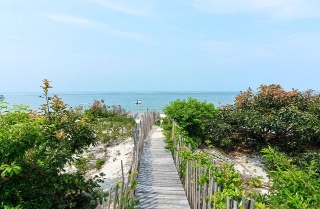 3BD Beach Dunes Beachfront Lighthouse-A/C, Deck, Direct Water Access, Amazing Water Views & Sunsets