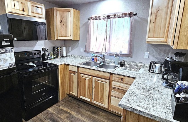 3Bd, King, Brkfst, Large TVs, W/D, Sleeps 11, BBQ