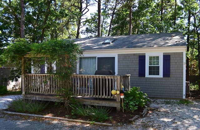 3BD Oceanside Cottage-A/C, Deck, Outdoor Shower & Association Pool