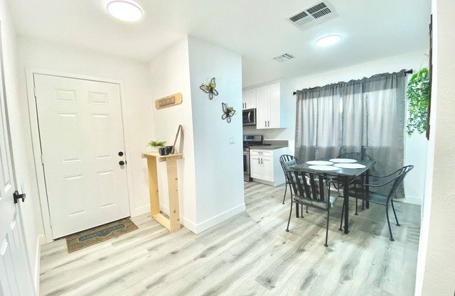 3Bed 2Bath Home Central Mojave with King bed, WiFi, Remote and Contract workers