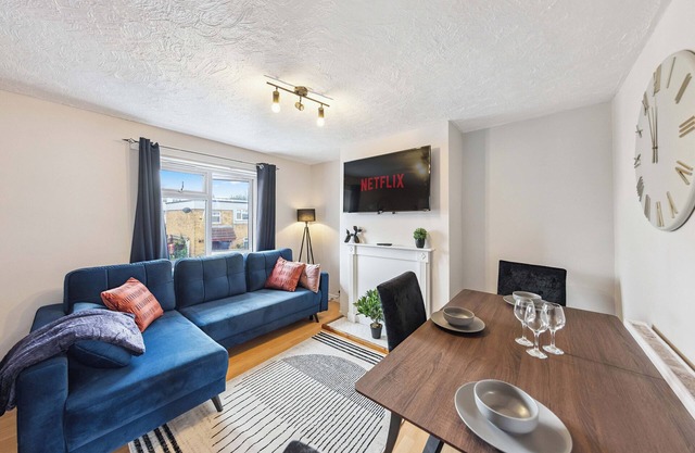 3Bed Gem, Sleep 7, with a TV in Every Room, Garden, Free Parking and Netflix