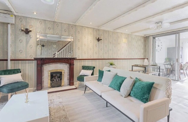 3bedroom House, 6Guests w/ Parking *Special Offers