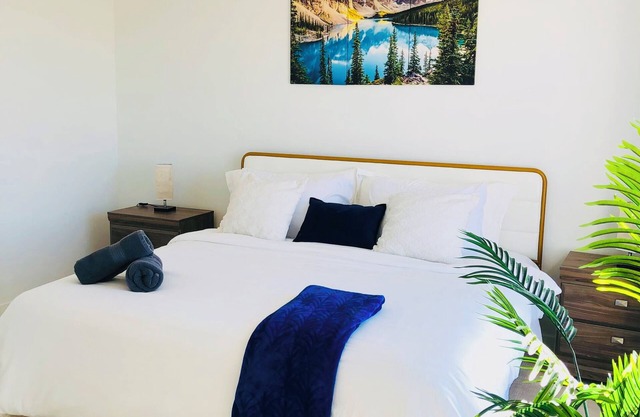 3BR,8ppl,KingBeds,GameTable,FREEparking,MountainView