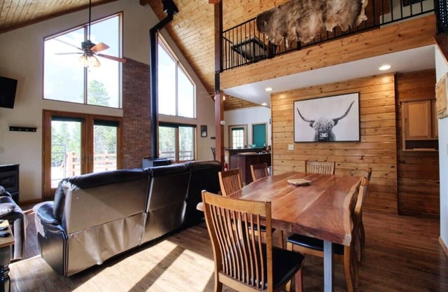 3BR Cabin Escape - Fenced Yard, Jacuzzi, Pets OK